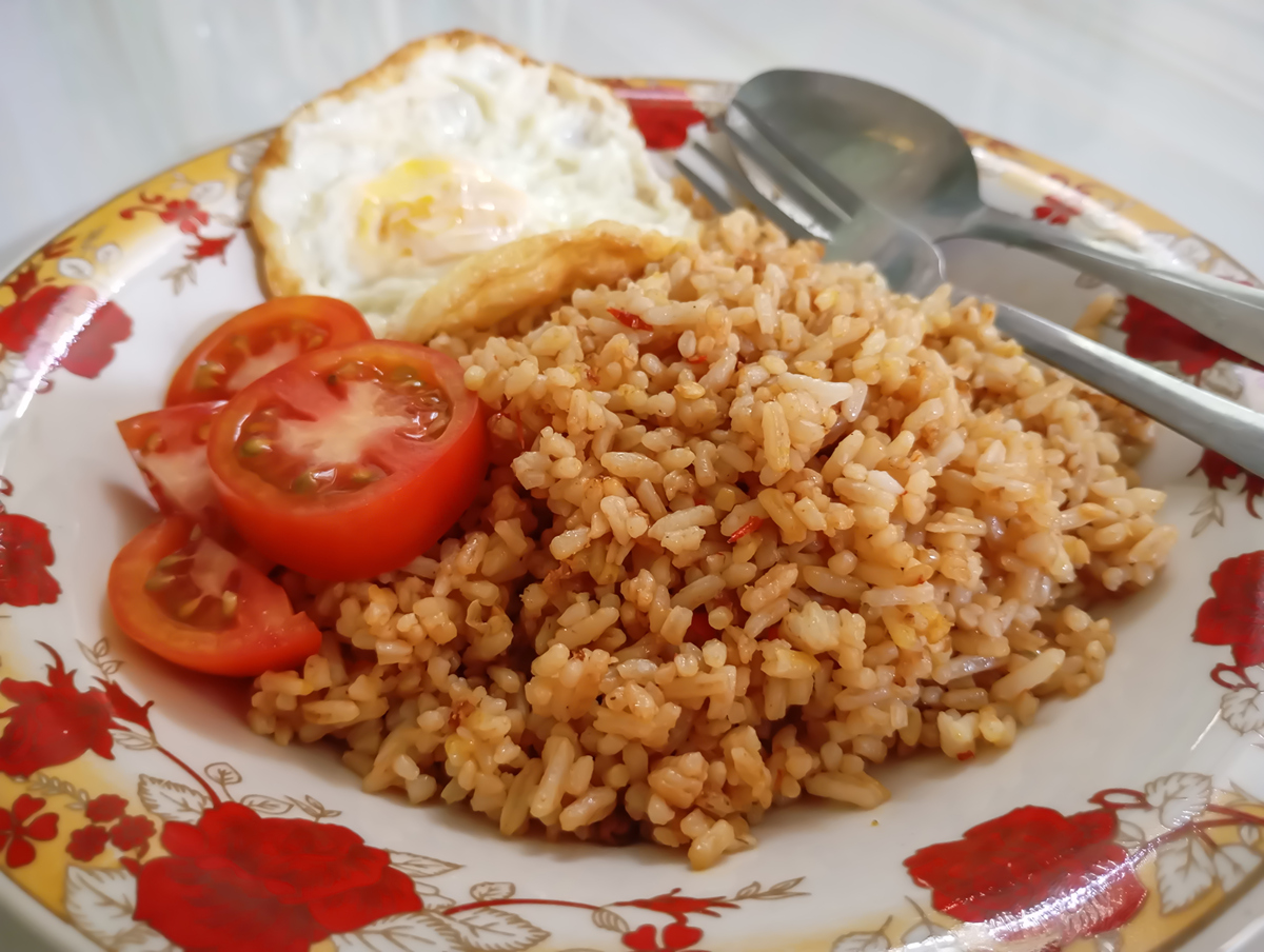 写评论位置：在广源互联网基对面是宝安小学一片招牌中简约好看的就是店家了。基本一条街下去都是吃吃喝喝铺面这家简餐风格在这条街上感觉就像是蛮山大汉里面出现一个可爱的白衣小妹。环境：明显是店家费心的装修风格小凳小桌特色挂灯餐品：香茅饭