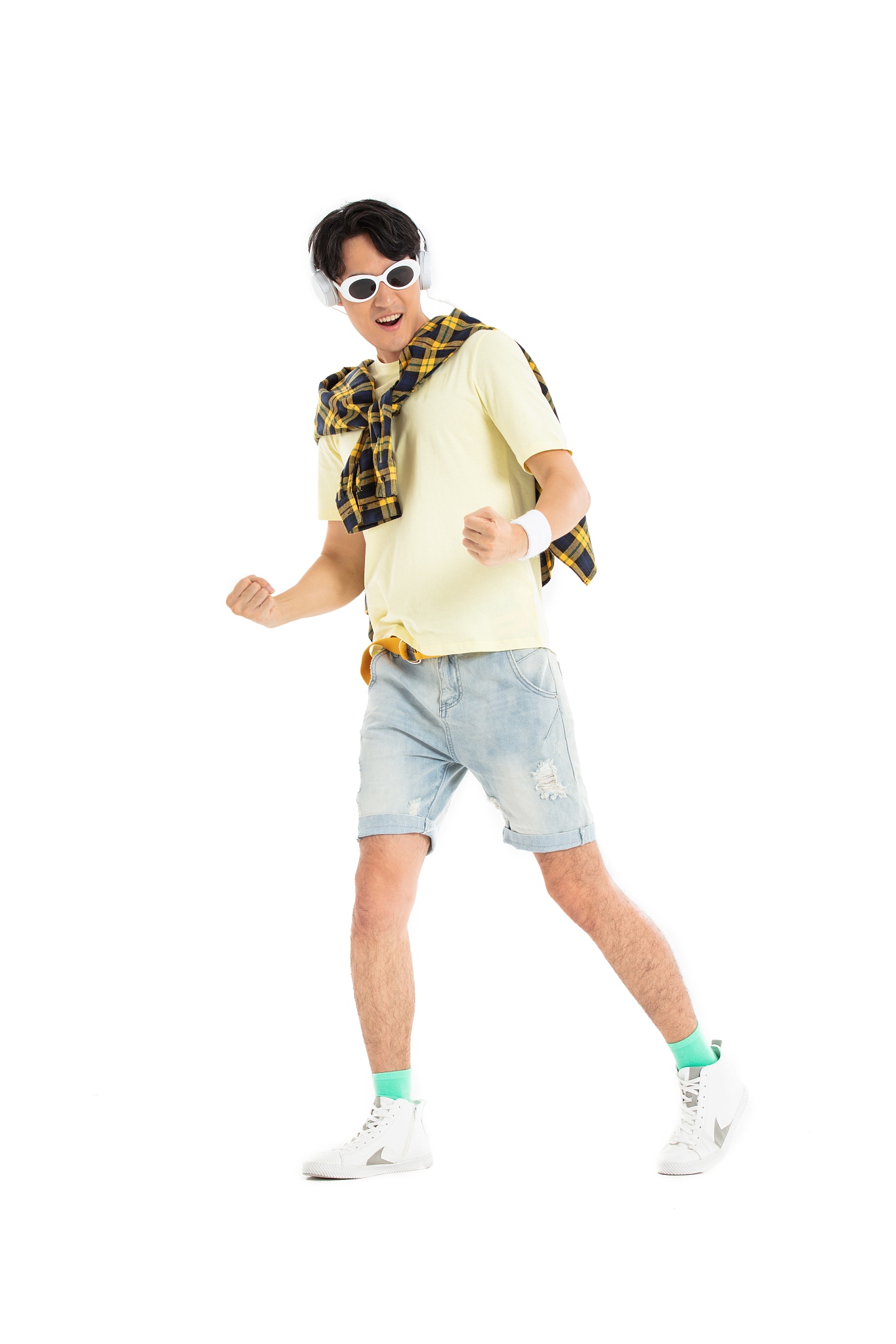 带着耳机聆听音乐的年轻男生