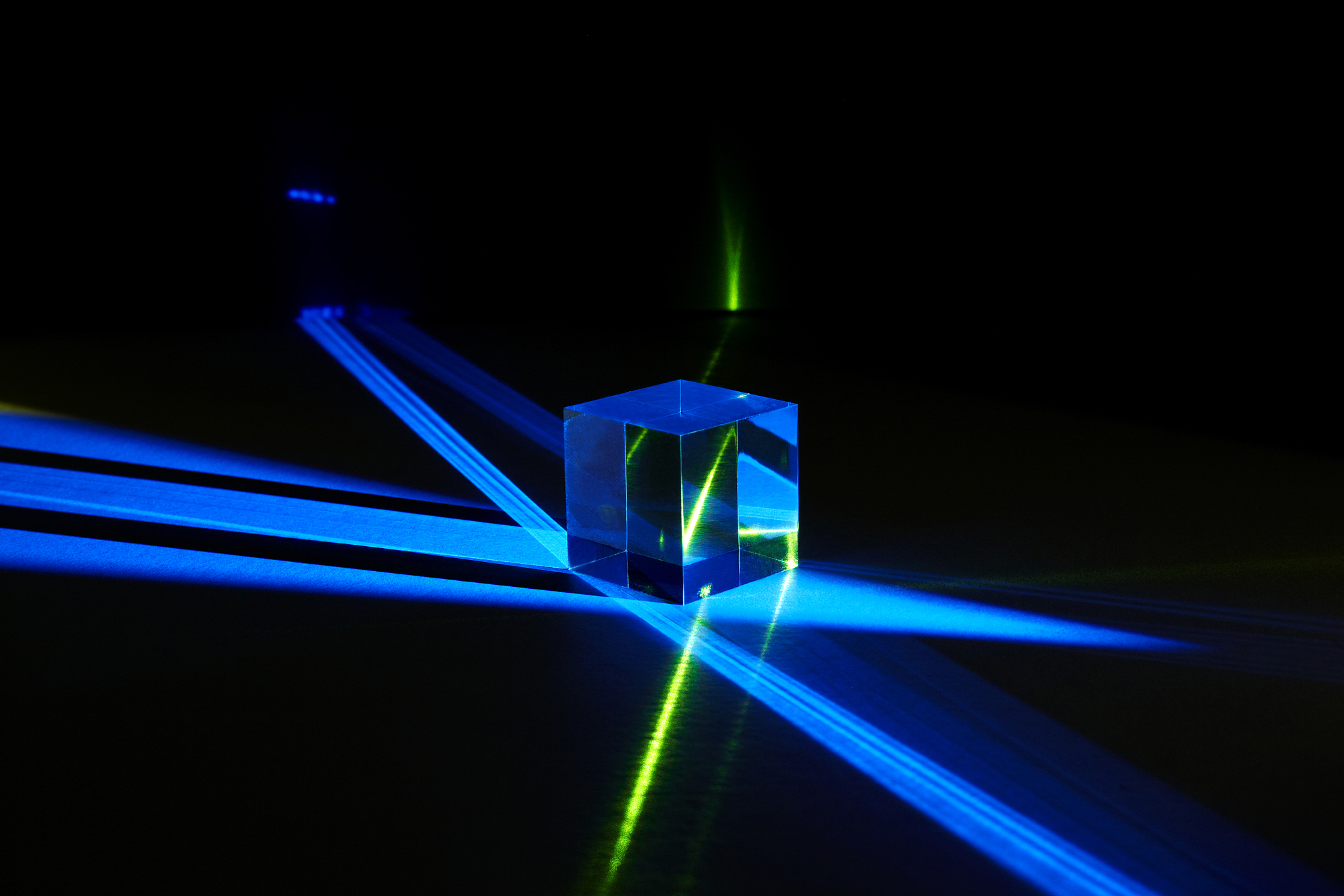 润色以下内容：光纤激光器结构简单紧凑光束质量优秀转换效率高散热性能良好且能轻松实现高功率输出。