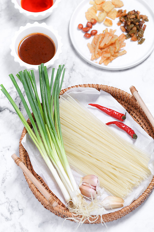 以感冒咳嗽能吃螺蛳粉吗为题写一篇600字的作文并分为三个段落每个段落需要一个小标题