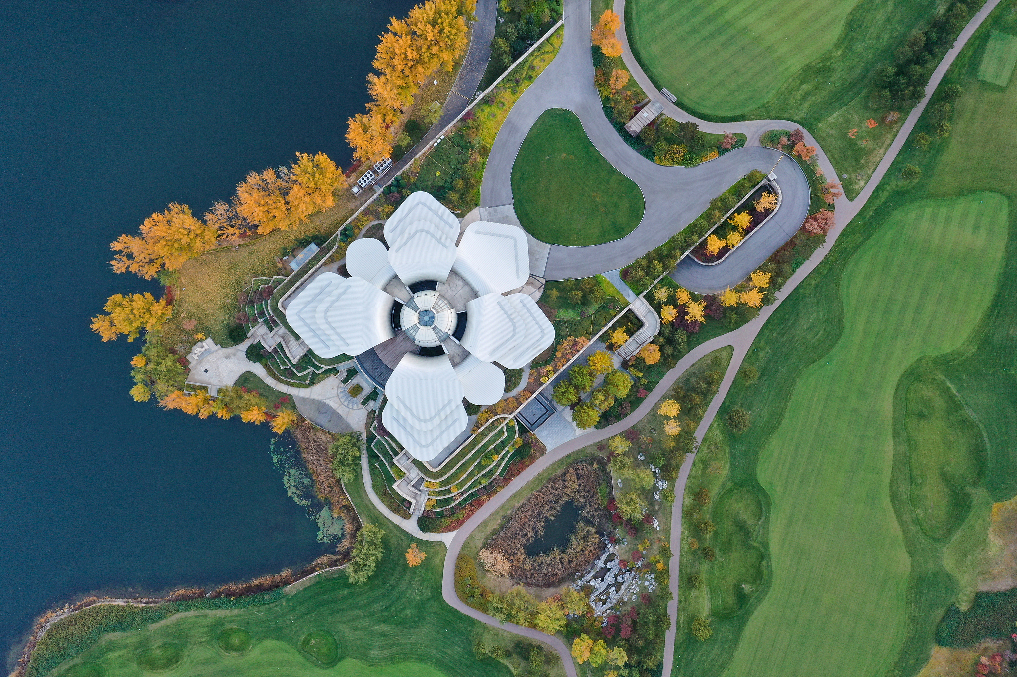 根据康养公园和疗愈机构在城市居住区中不同位置关系对其疗愈作用的影响可达性、建造成本、使用频率、与机构功能联系等方面内容取一个课题名称