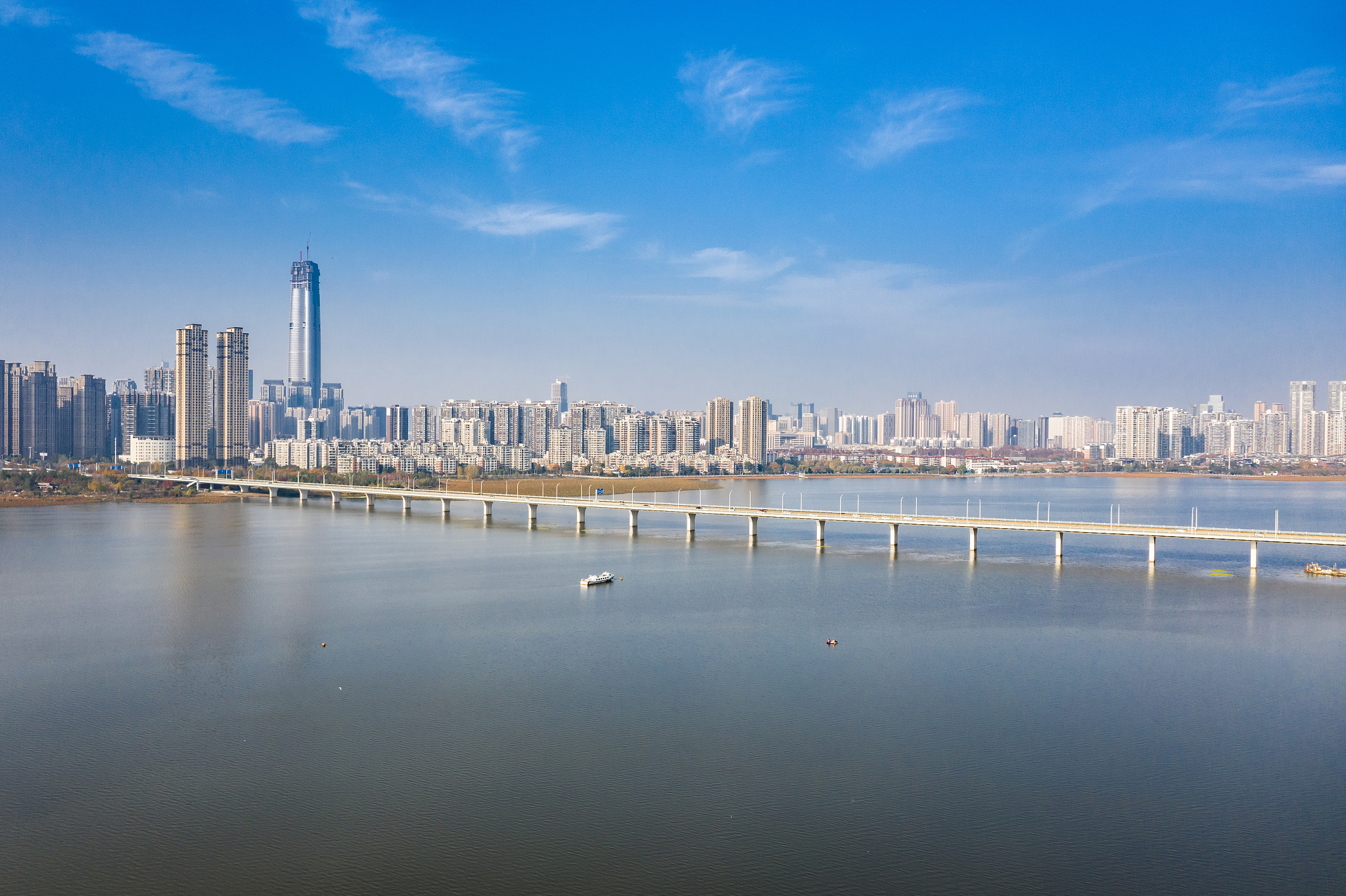 航拍武汉地标天际线日景