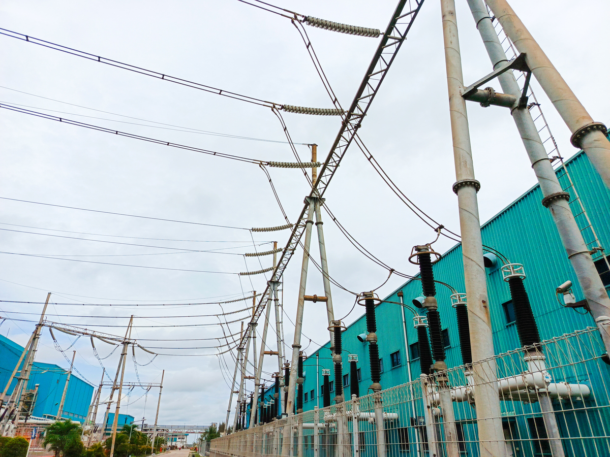 润色下面论文中文针对现有技术存在的上述不足本发明的目的在于提出一种适用于构网型并网变流器系统的不对称故障穿越方法该方法在不增加硬件设备的基础上增强电网不对称故障期间构网型并网变流器系统的稳定性。本方法可保证故障期间系统输出满足电网导则要求的正负序无功电流无需切换控制策略实现系统的全过程构网型控制。本方法可以有效提高不对称故障期间构网型并网变流器系统稳定性提高系统并网电能质量。本发明的技术方案是这样