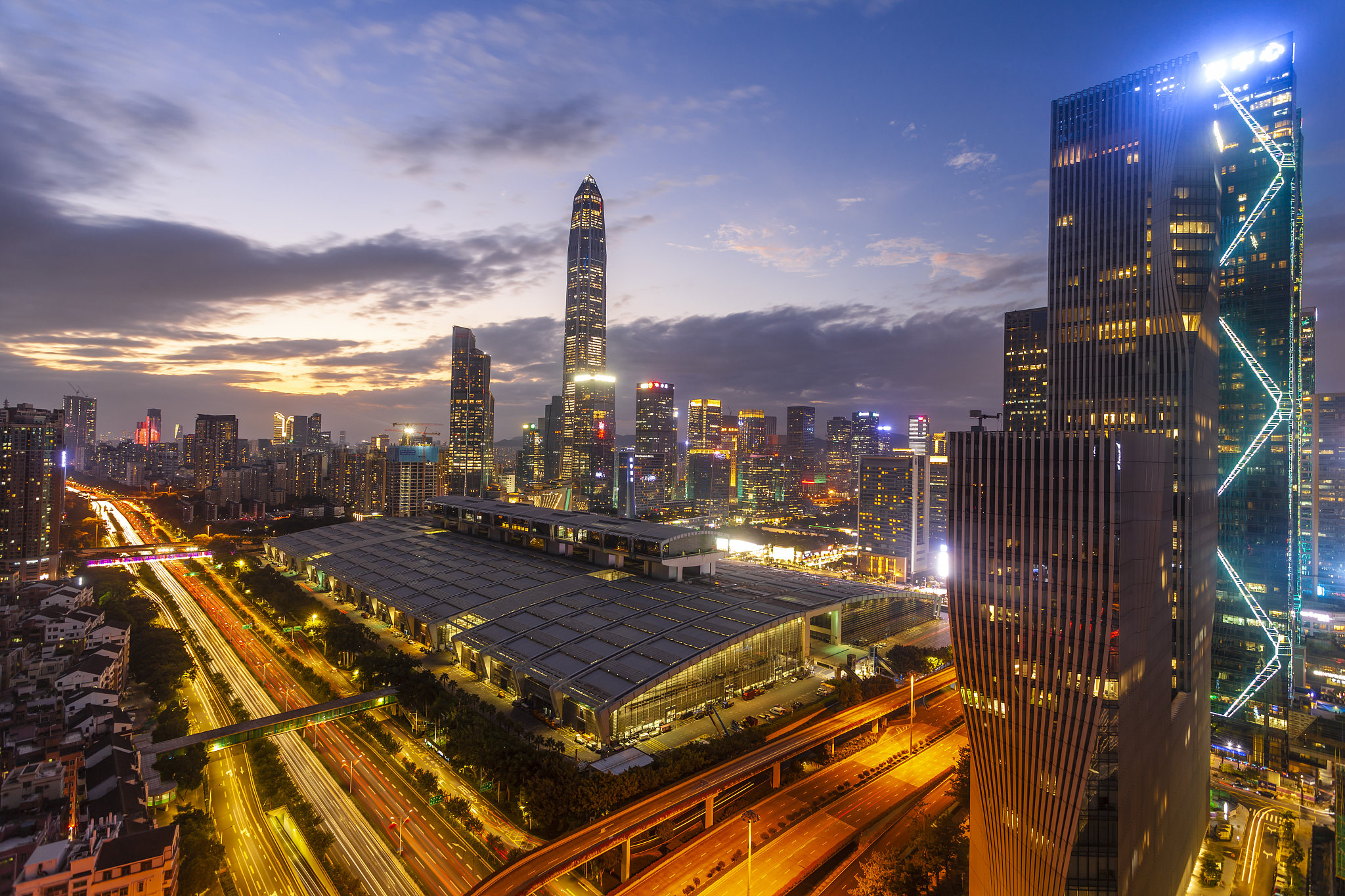 帮我造个句从窗外看去就能看到深圳…