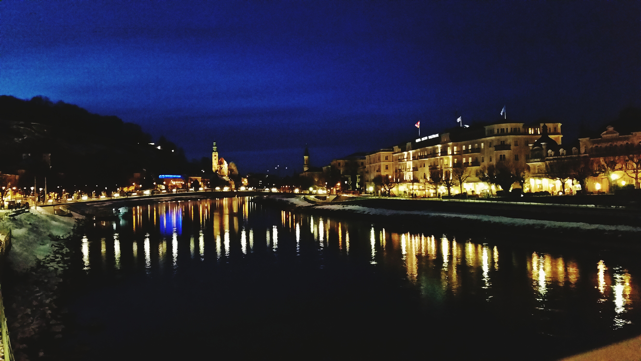 城市夜色：繁华与静谧的交响曲