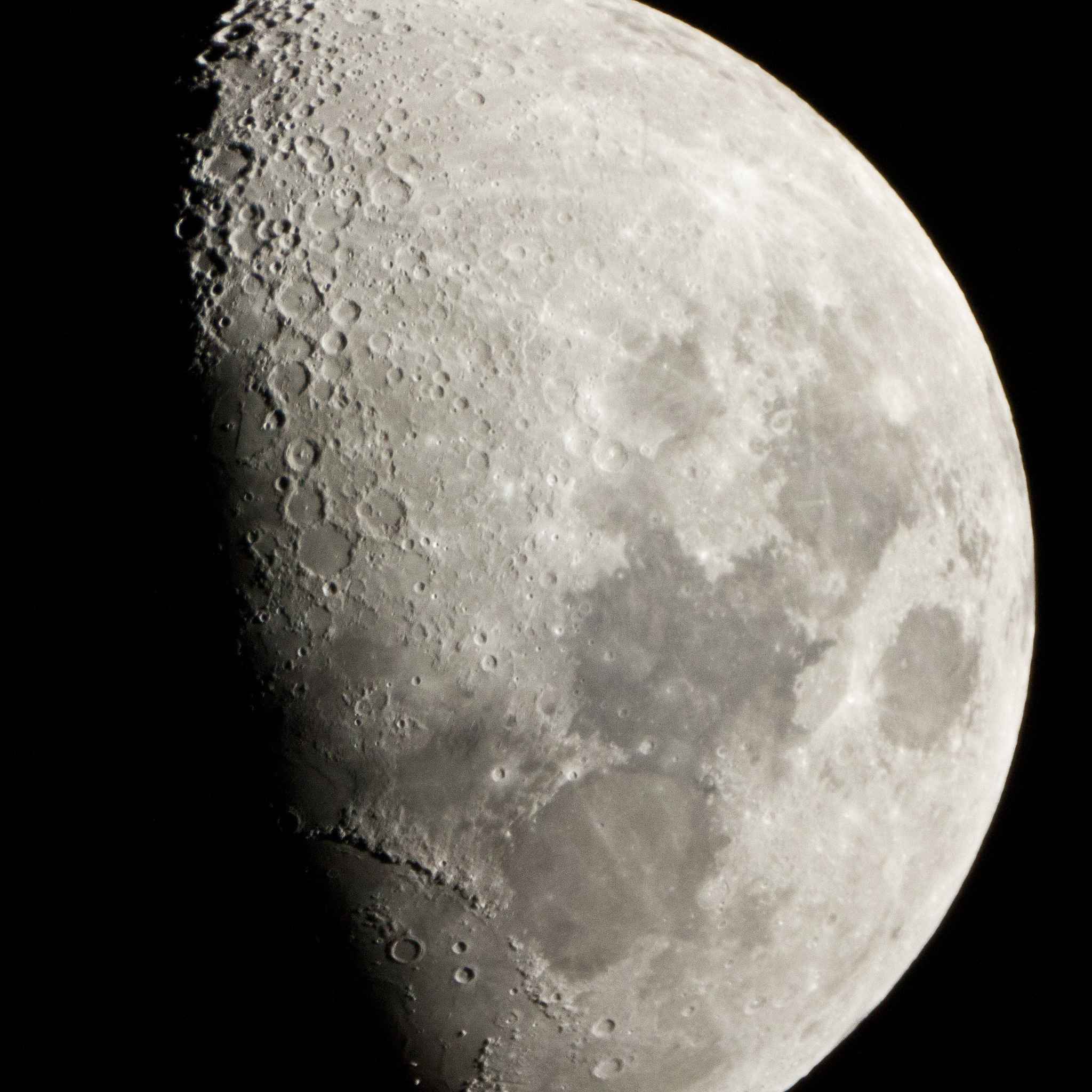 科学家早就知道月球有两面：面向地球的一面较为平坦背向地球的一面凹凸不平遍布撞击坑。月球为何具有截然不同的两副面孔是其众多谜团之一。近日科学家提出一种全新解释：数十亿年前形成月球背面盆地的巨大撞击产生了足以传遍月球的巨大热量促成月幔物质的熔化其中的稀土和放射性生热元素钍以及钾、磷等被携带到与撞击区域对称的月面形成克里普岩分布在月球正面风暴洋及其周围。放射性生热元素的集中产生了月球表面的熔岩流最终形成月球正面的火山平原。n问：下列选项最适合做这段文字标题的是nA．盆地与平原：两副面孔两种材质nB．月