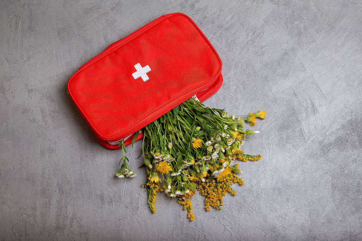 将下面这段话换个说法 在高校推广和普及安全防护与急救处理知识的有效之策便是开设相关课程进行教学或组织培训学习。虽然国家倡导要实施健康教育以提高学生的健康防护意识。但目前很多高校尤其是非体育专业的院系仍未开设该门课程比率高达65。对于体育专业的学生而言此门课程也仅作为一门选修课程仍有相当一部分体育专业学生还未接触过该课程。不难想象因课程设置导致大学生的安全防护与急救处理能力欠缺无疑乃因果之必然。而要