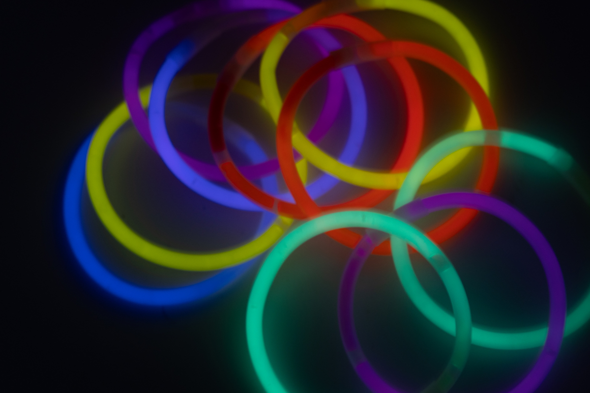 荧光与物体反射光线产生的颜色：原理与应用