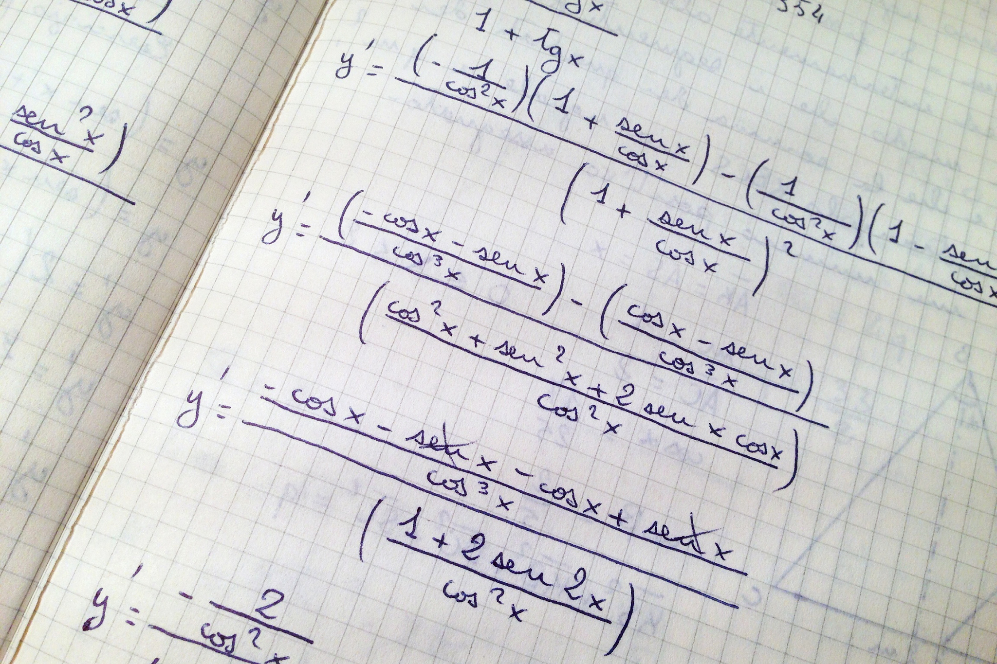 目前建立梁的横向振动方程的方法有哪些？罗列出来并说明每种方法的优点。