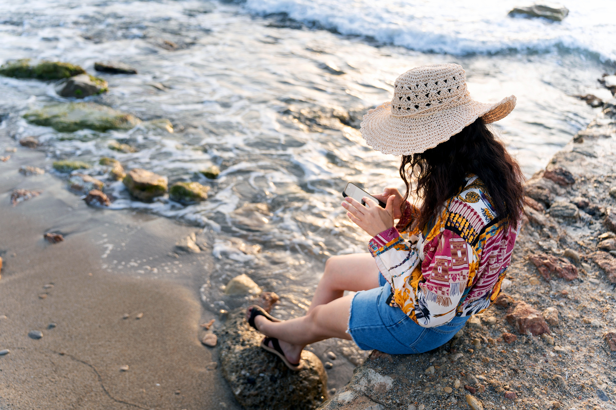 海边拾贝壳的女人：美丽的瞬间与心灵的满足