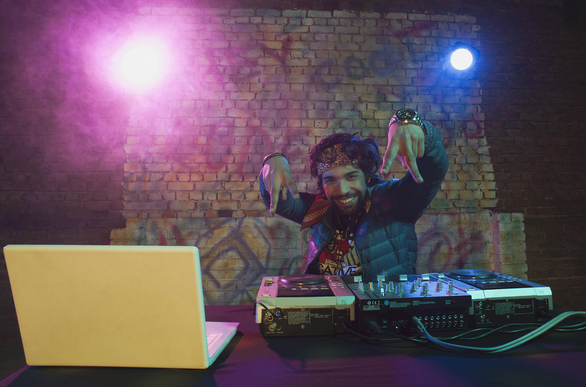 MC的含义：音乐会主持人、饭店服务员、编程语言、主持人、Minecraft