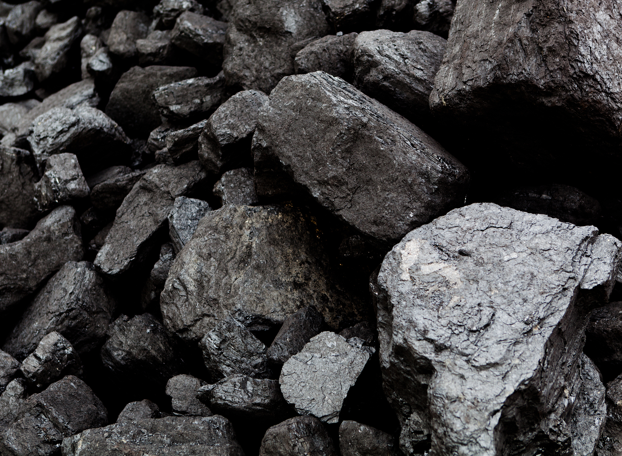 中国低阶煤褐煤、长焰煤、弱黏煤和不黏煤储量丰富超过煤炭总资源的55其挥发分、含油量高、化学反应性好是中低温煤热解的优良原料煤热解也称煤的干馏是指煤在隔绝空气或惰性气氛下受热至一定温度发生一系列物理变化与化学变化的复杂过程生成焦油、煤气和半焦焦炭三相热解产物。煤热解作为煤转化热最先和必经的反应步骤是低阶煤实现分质利用的基本途径也是煤实现清洁利用的基础。国内开发的煤热解工艺其面临的主要问题有热解焦油重