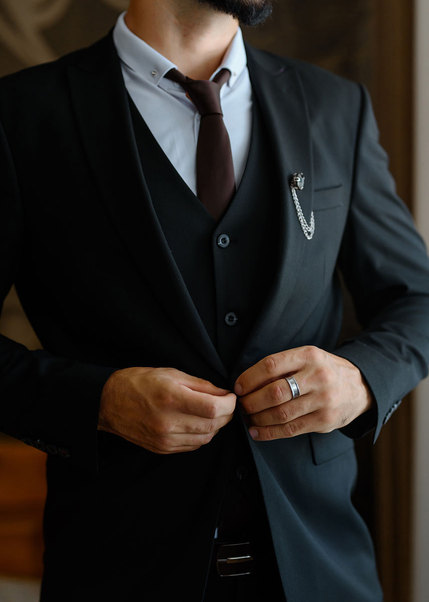 合<strong>上男人</strong>的手,他正在穿衣服
