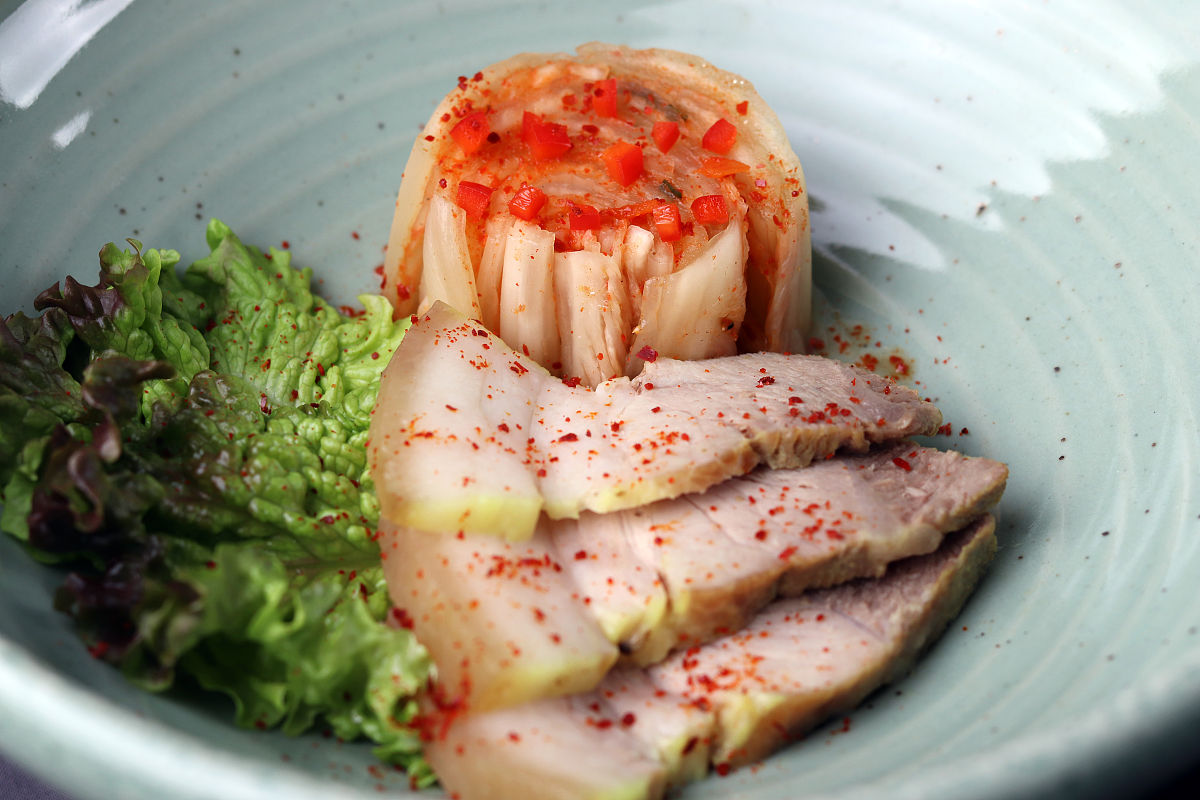 陶瓷碗里的泡菜.