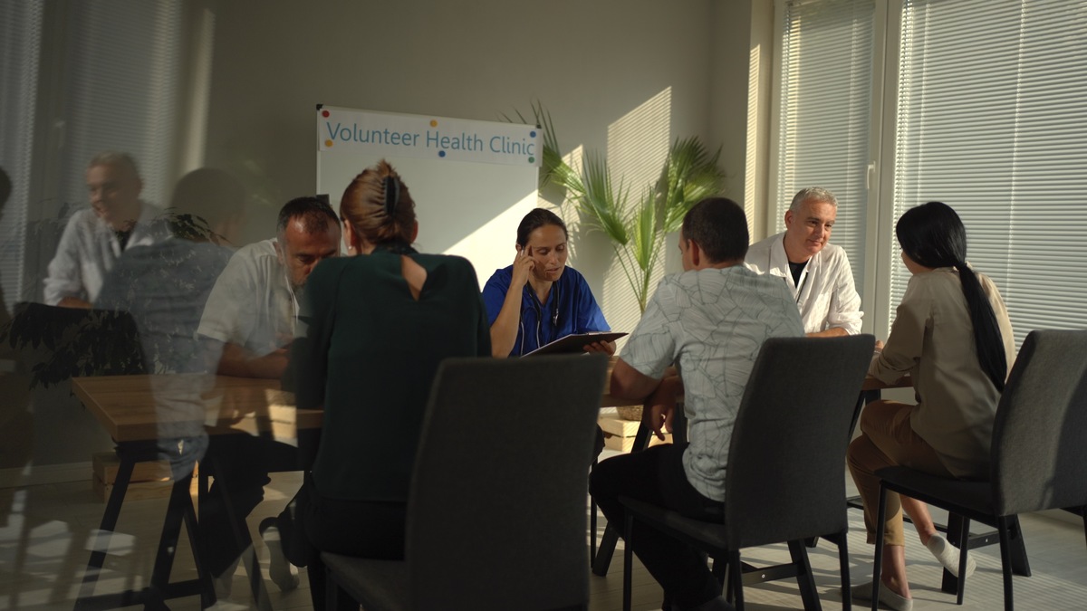 英语作文写一篇英语作文你是校报的记者。你的任务是报道食堂学生工人的罢工。你刚刚采访了这所大学的校长。