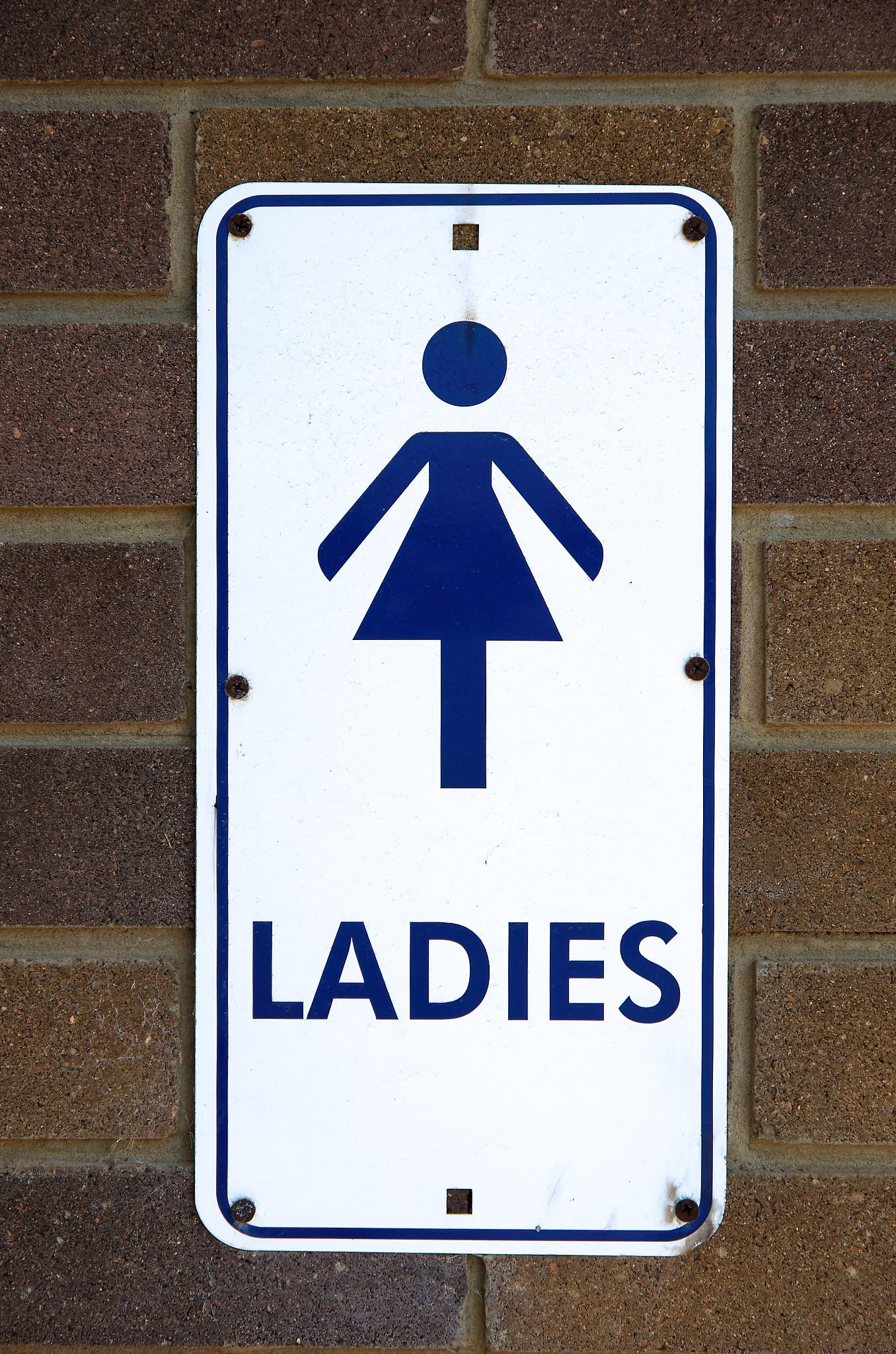 我和一群外国朋友一起去餐厅吃饭聊天但是中途我想去厕所小便我该怎么说比较合适要用英语来说