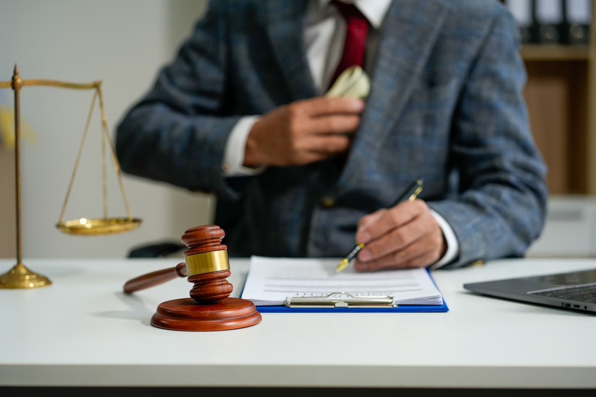 如何选择刑事律师？资深律师团队，助您摆脱困境！