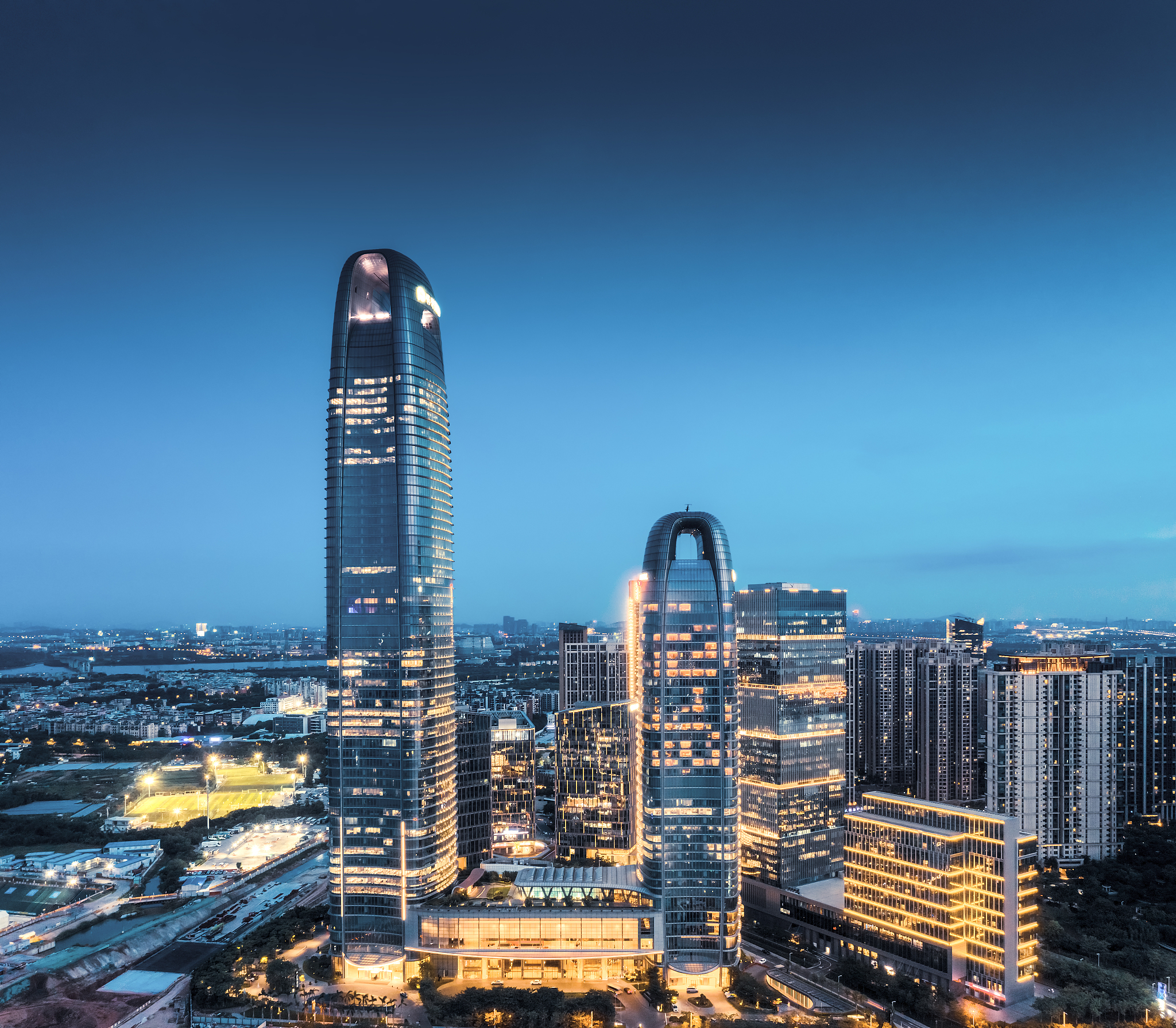 雨天户外天幕吃火锅