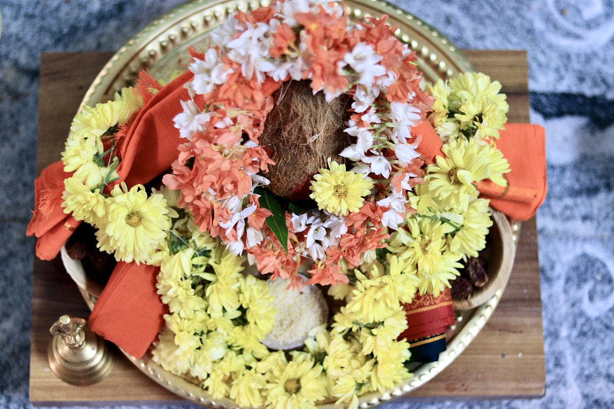 传统的寺庙信徒需要去寺庙里面去祈祷捐款耗时耗力通过线上收单服务可以更方便心痛进行捐款结合印度的宗教背景丰富一下这句话