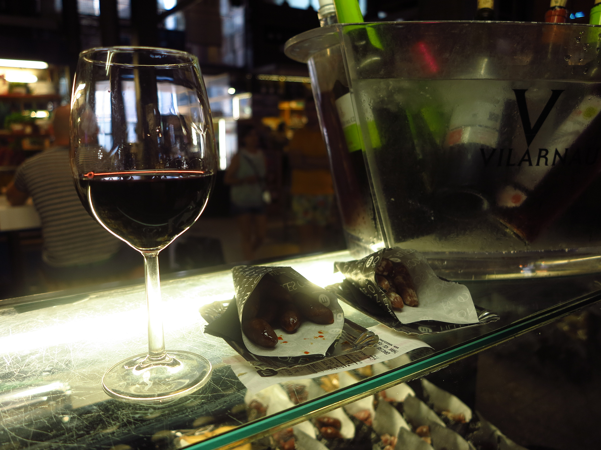 Alcoholic beverages may be sold in all the hotels pubs or wine merchants’ in theUK请判断正误