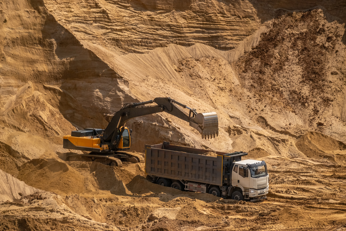 露天采矿中运输卡车的关键作用与成本分析