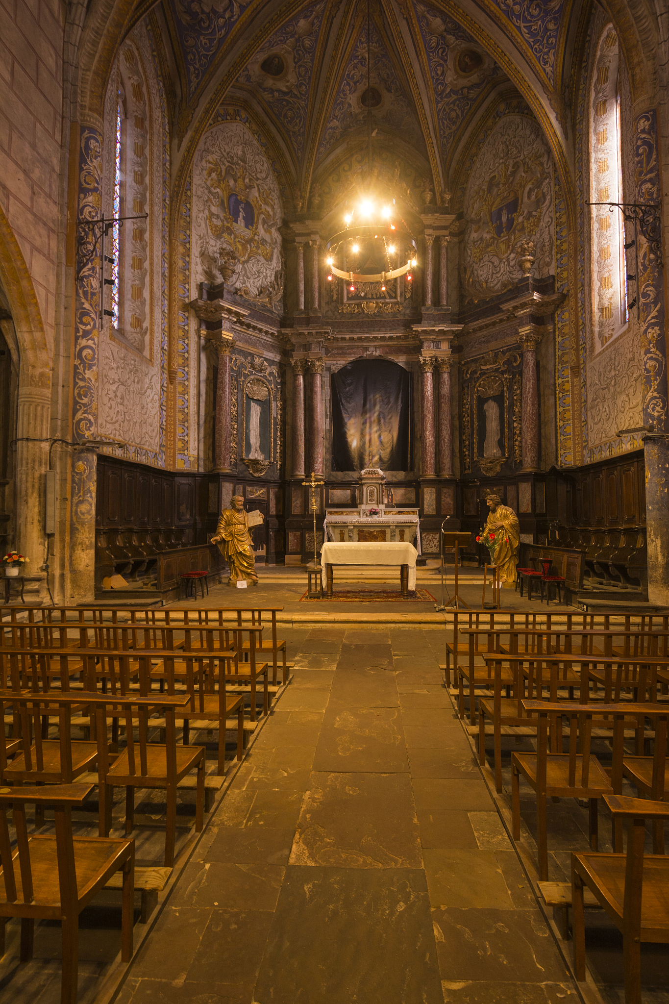 monesties, eglise st pierre church, nave