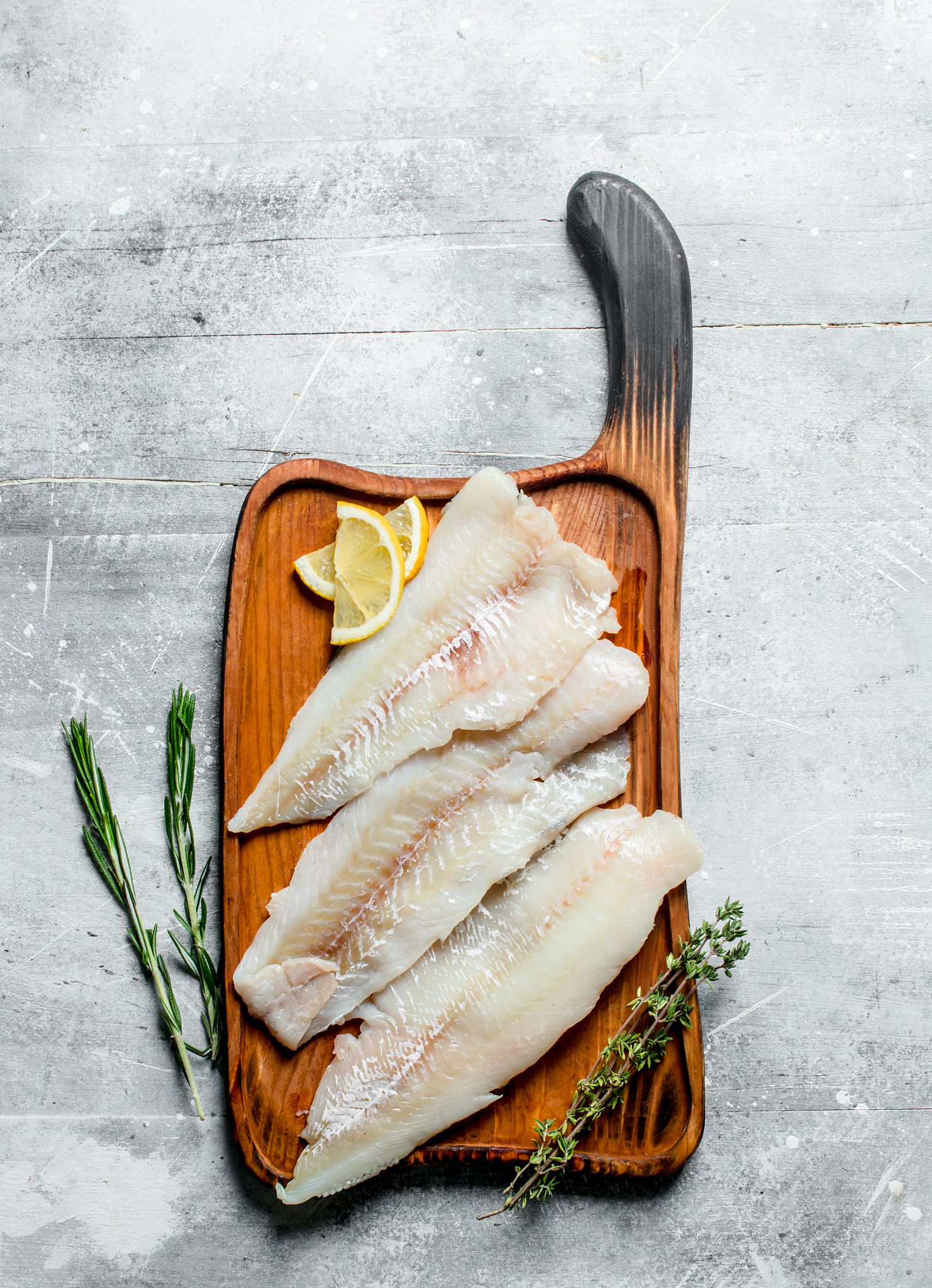 我要让抖音的一个博主给我发一条带货种草视频我们的产品是去骨的鱼排。这位博主是因为吃鱼吐刺非常熟练而出名的。请帮我写一个视频脚本