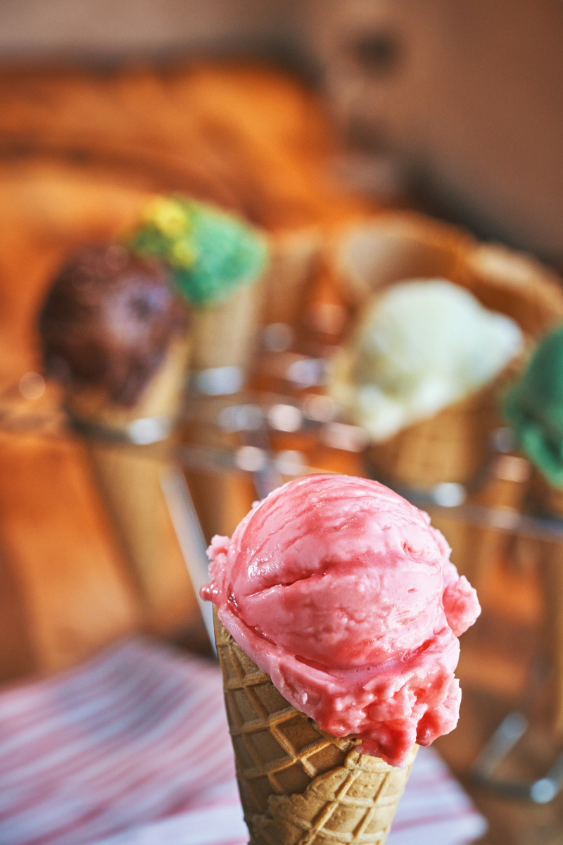 夏日的炎热仿佛一把火燃烧着人们的热情和活力。每天都不得不依靠空调来续命犹如一场理智与情感的博弈。然而在这样的时刻我更倾向于宅在家里享受着美味的冷饮感受着冰爽的夏日这才是治愈这个酷热夏天的秘诀。当我踏出家门热浪扑面而来仿佛要将我完全吞噬。这时我不禁开始思索是选择去外面继续忍受这种炙热还是回到家中享受清凉的治愈时刻呢？我选择了后者回到家中我迫不及待地打开冰箱取出一杯冷饮。冰凉的杯子在我的手中散发着诱人