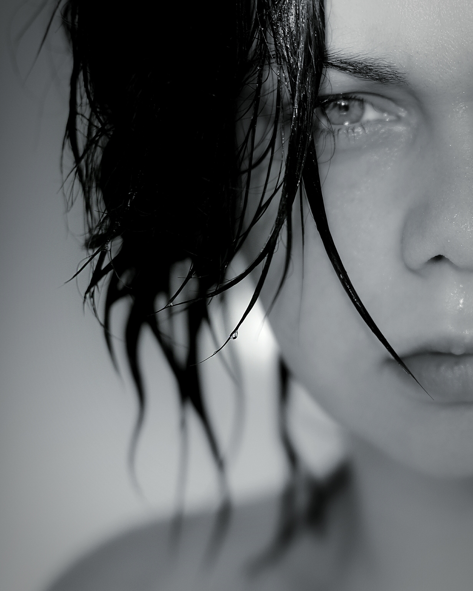 女人疯狂大笑背后的悲伤：掩盖泪水的坚强