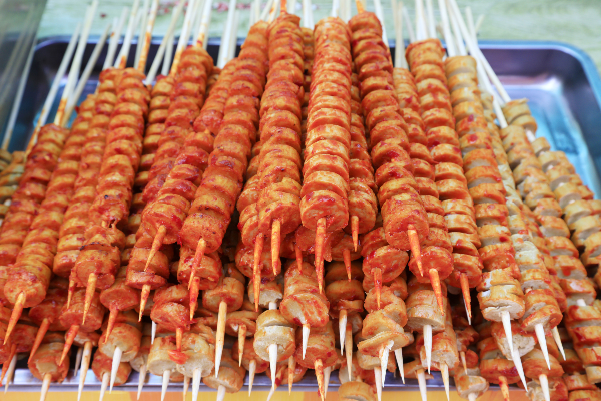 利用肠鹌故里品牌名写一段广告宣传词。主营是烤肠和考鹌鹑蛋。简短并且能加深印象。