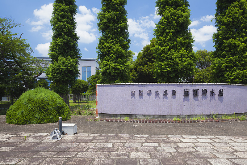 请具体论述新西兰惠灵顿维多利亚大学在磁共振领域的学术带头人。