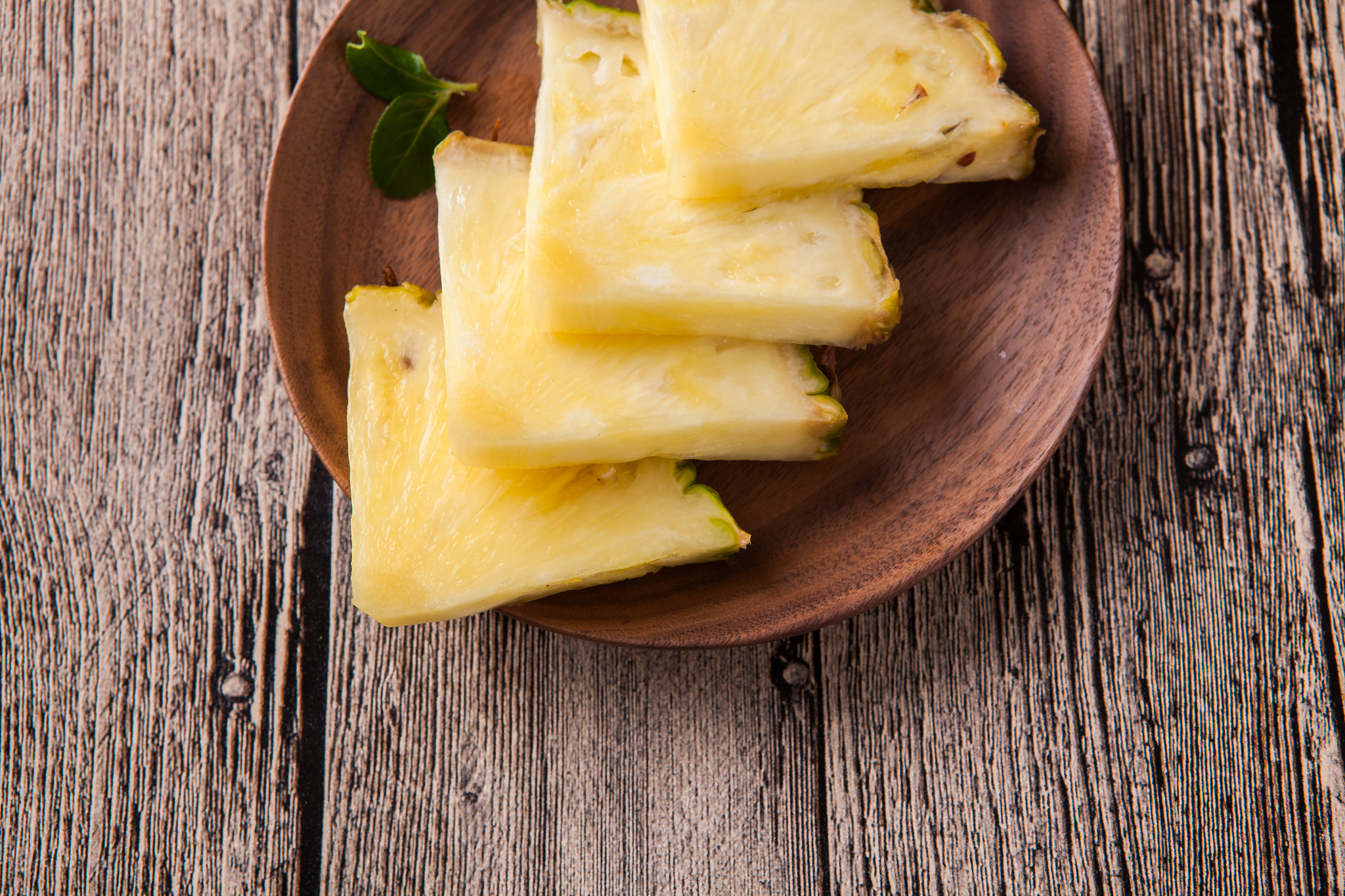 菠萝用盐水泡着第二天可以吃吗，