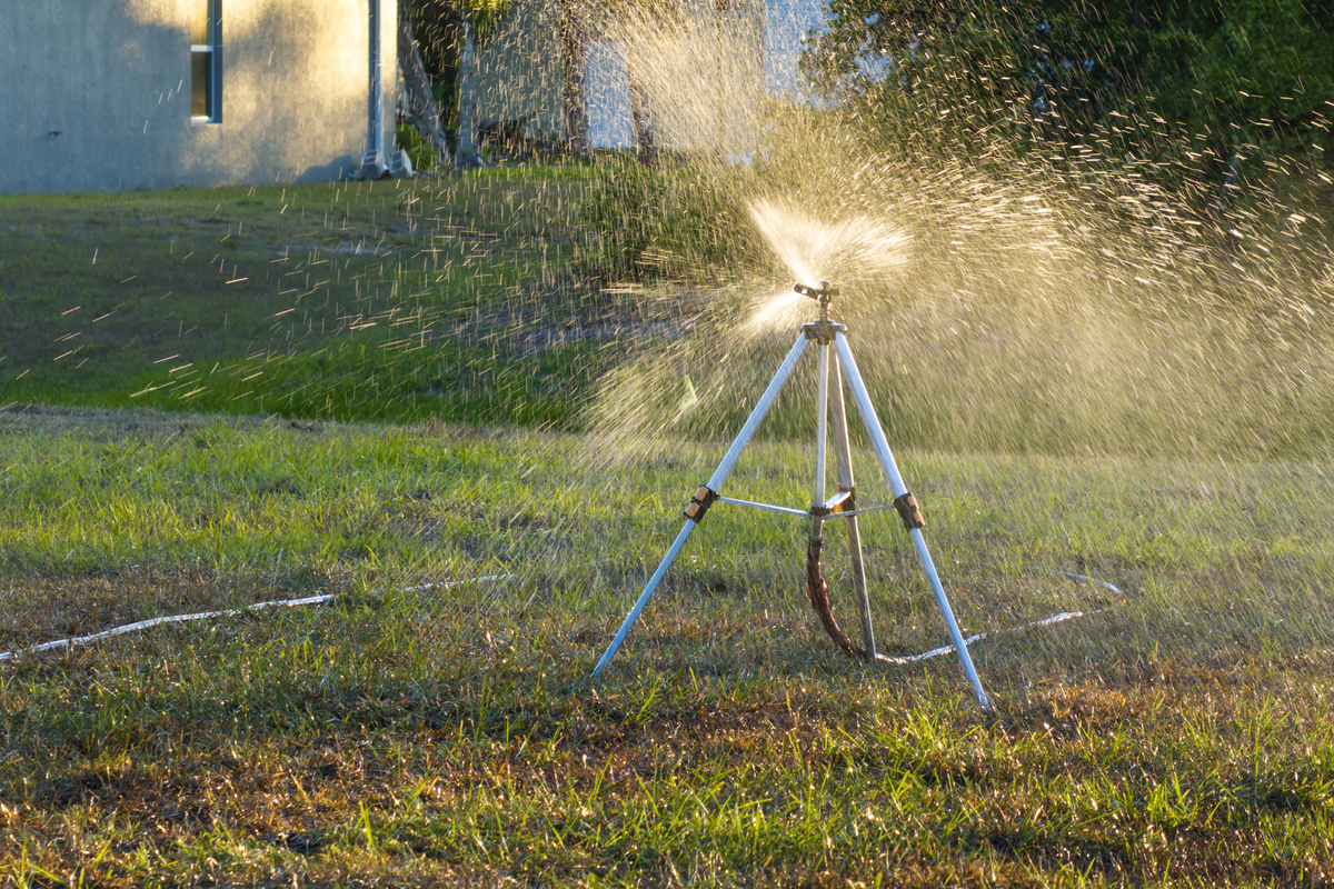 把变量喷药技术广义上分为对靶喷药与随速变量喷药技术两种。对靶喷药是利用机器视觉等手段准确识别田间作物信息以此为依据实现精准喷药。随速喷药顾名思义是控制系统在满足单位面积农田喷药量的情况下实现喷药量根据车速进行实时调整。本文将重点对随速变量喷药技术展开分析与研究。。换种说法表达