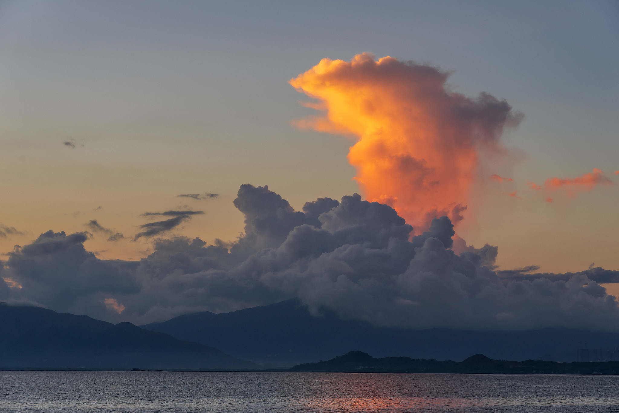 日到中天云雾开是什么生肖？