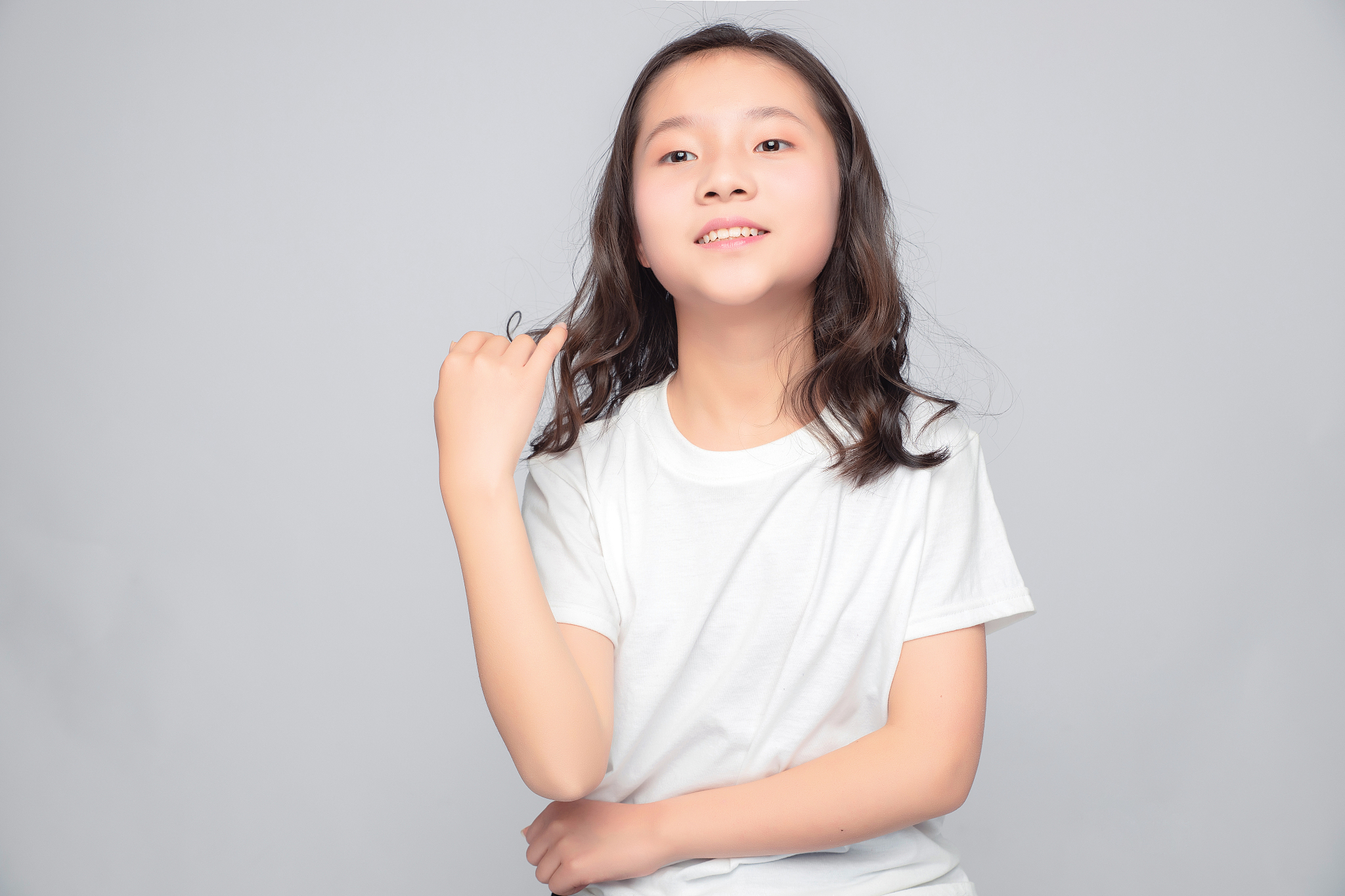 灰色背景里的亚洲小学女生