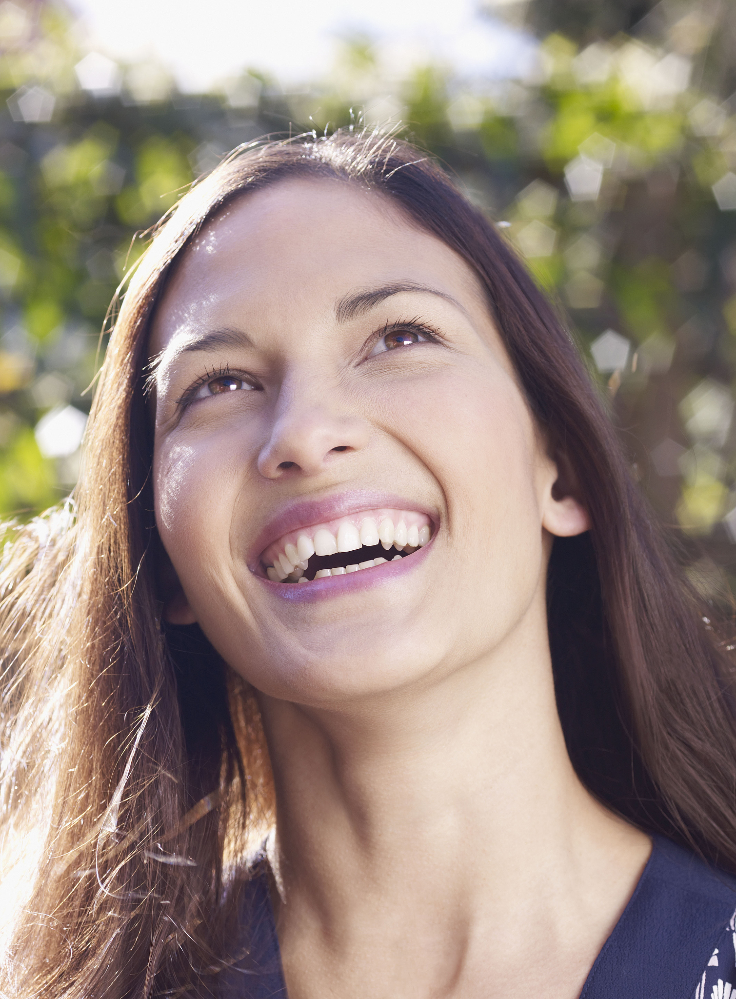 形容笑起来皱纹很多的词