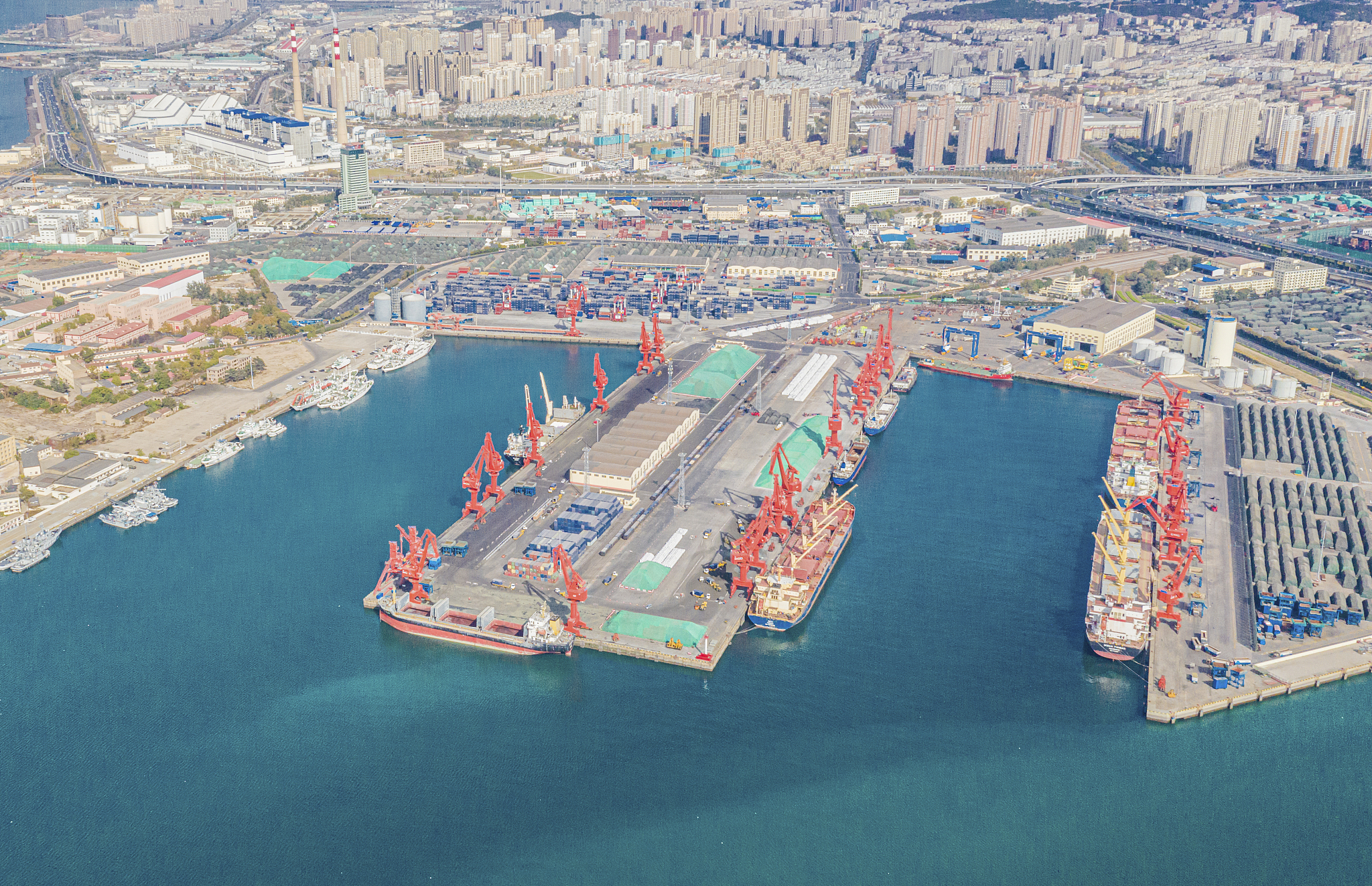 请仔细分析为什么南宁港口的港口物流产业转型缓慢并给出解释。