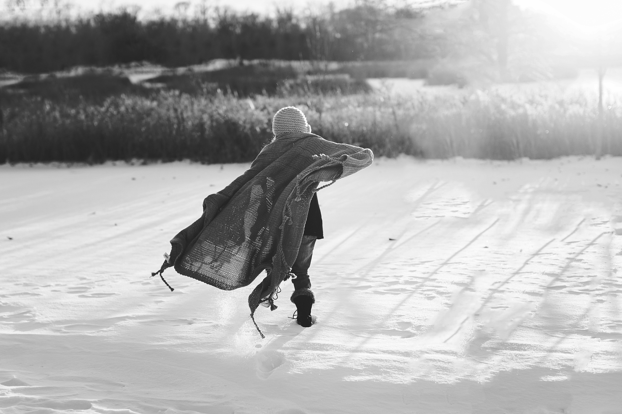 雪地里的孤独哭泣：一个关于悲伤与无奈的画面