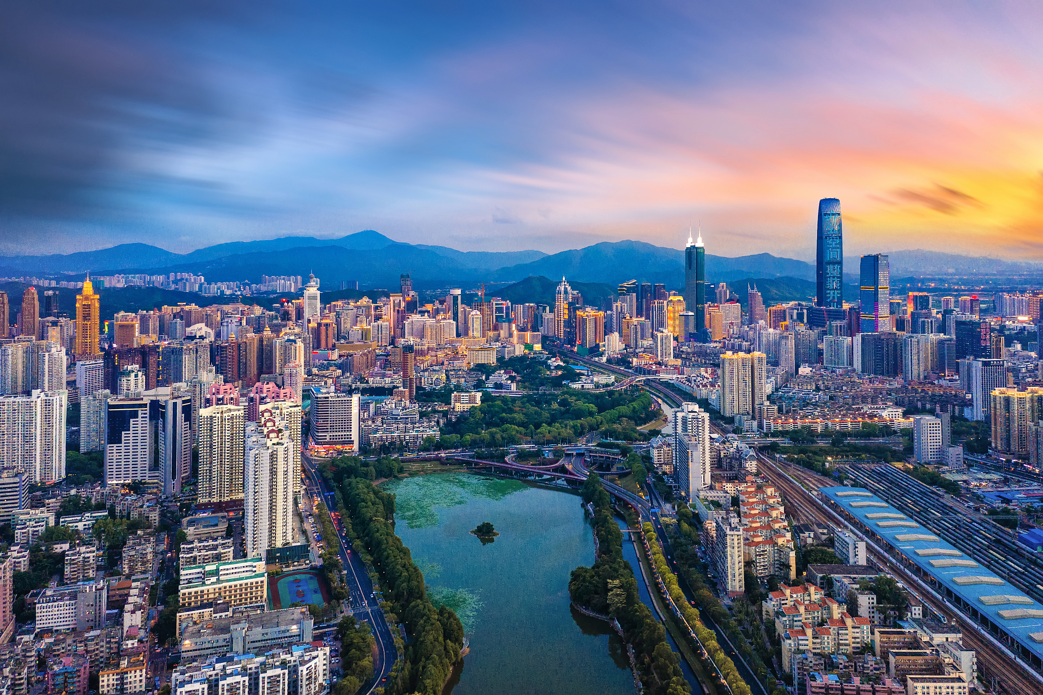 广东省深圳市罗湖区城市天际线傍晚风光