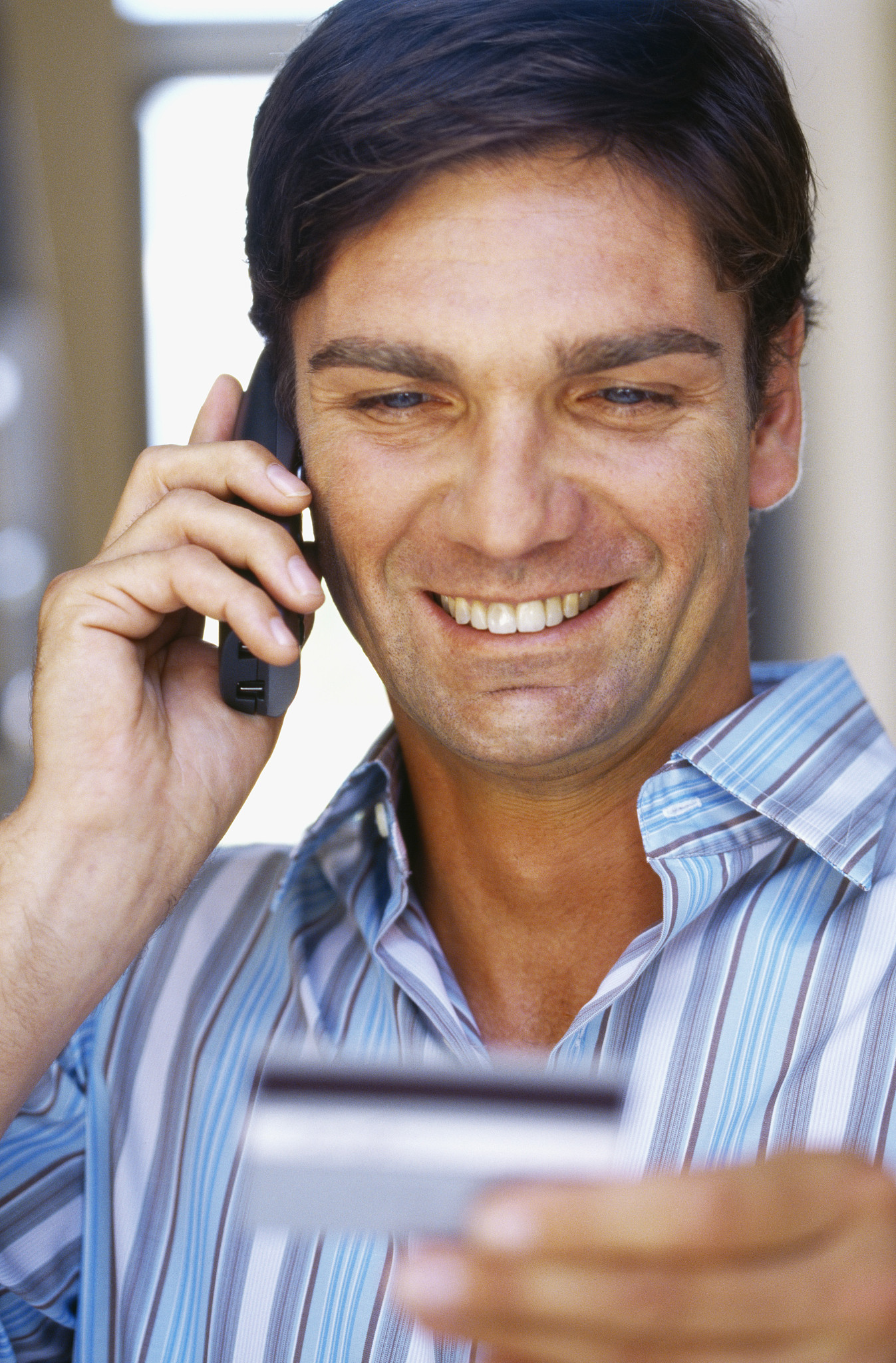 办卡充值效果较好还需加强过程中的联系和沟通更需要有韧劲和恒心。存在不足在得是辅助销售工作上未能做到全力以赴；请将这段话修改通顺