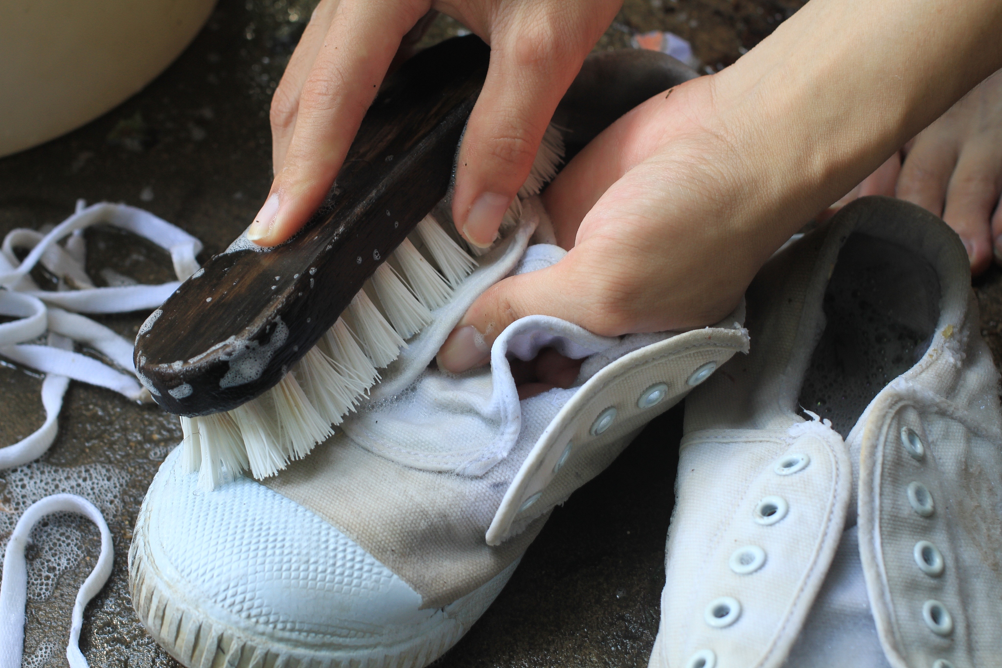 洗鞋指南：如何清洁各种材质的鞋子