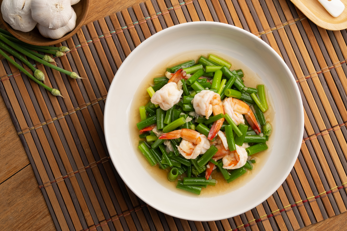 美味营养！蔬菜炒虾仁的做法步骤 - 简单易学