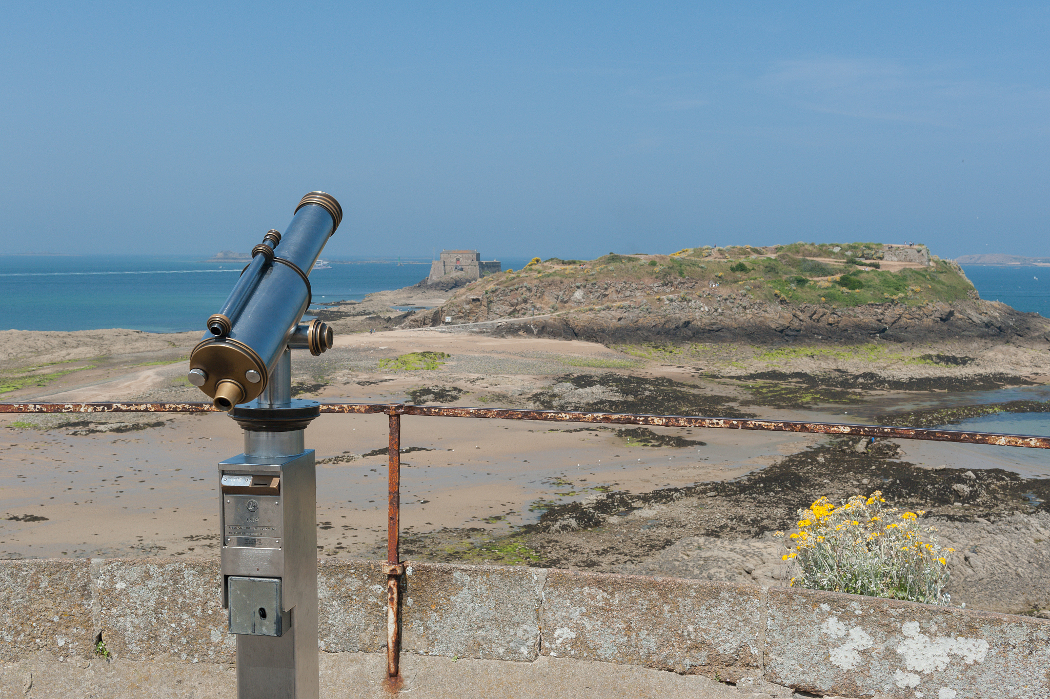 telescope on city walls of saint-malo