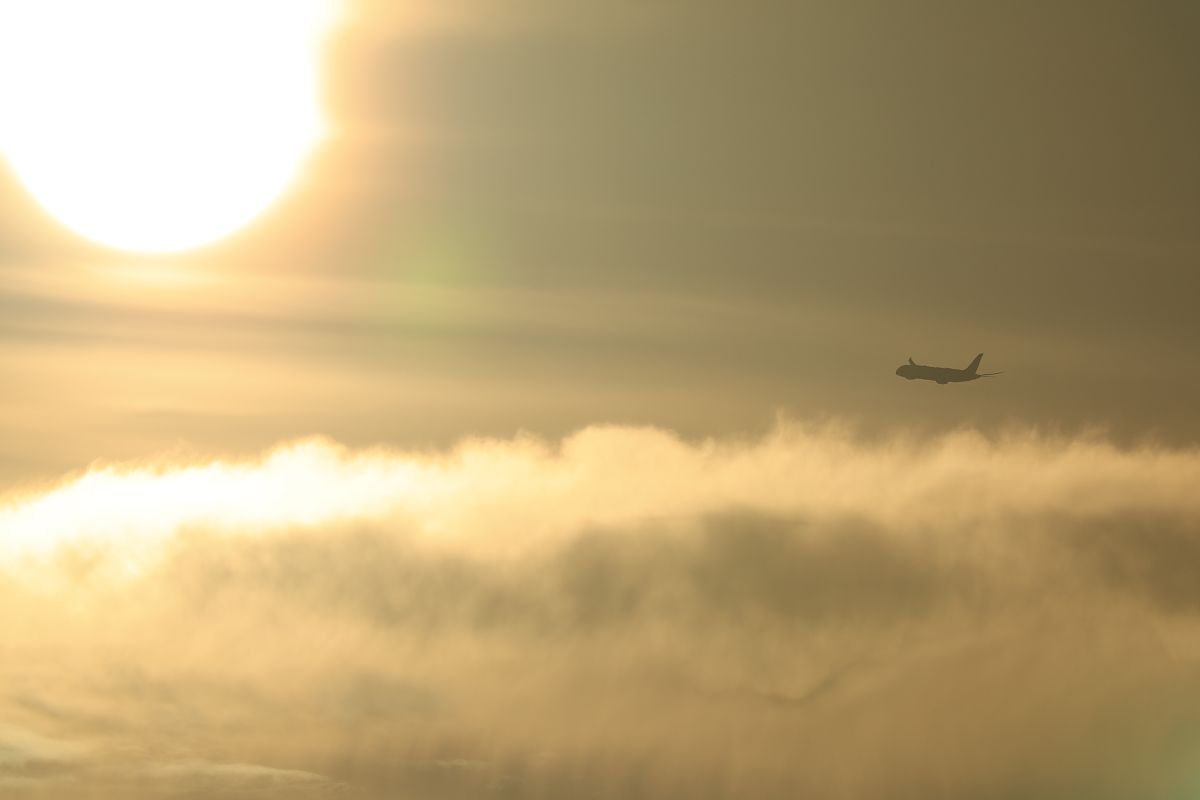 假如诗人李白坐上飞机看到窗外的风景他会写一首怎样的诗写的有深意一点