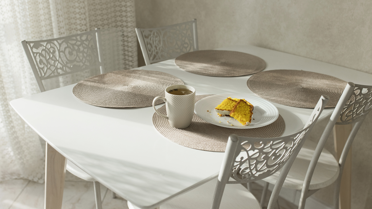 以博的口吻书写1000字你家的餐桌长度是多少？餐桌长3个人坐是不是太宽了如果你家一家人不多就可以适当放宽一些1、餐桌的尺寸2、餐桌尺寸3、餐桌的挑选4、餐桌尺寸5、餐桌尺寸家里的餐桌如何选择？餐桌尺寸有什么需要注意？餐桌是用来就餐的所以家里的餐桌是不太可能按照户型的需要进行任何改变。毕竟餐桌有自己独有的定义不能一成不变。不同的餐厅空间可以找到不同的适用餐桌设计具体如何选择则要看业主的需求是什么了。