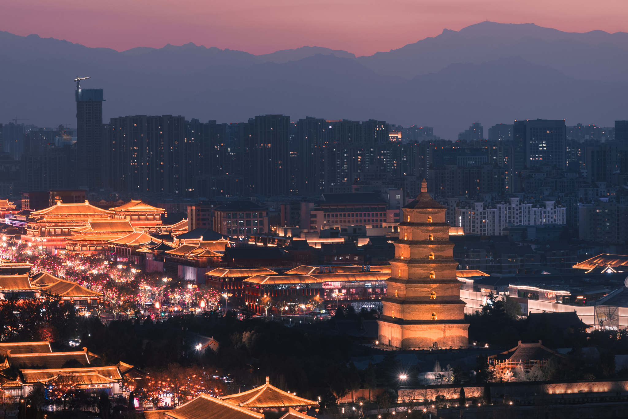 西安大雁塔大唐不夜城夜景亮灯