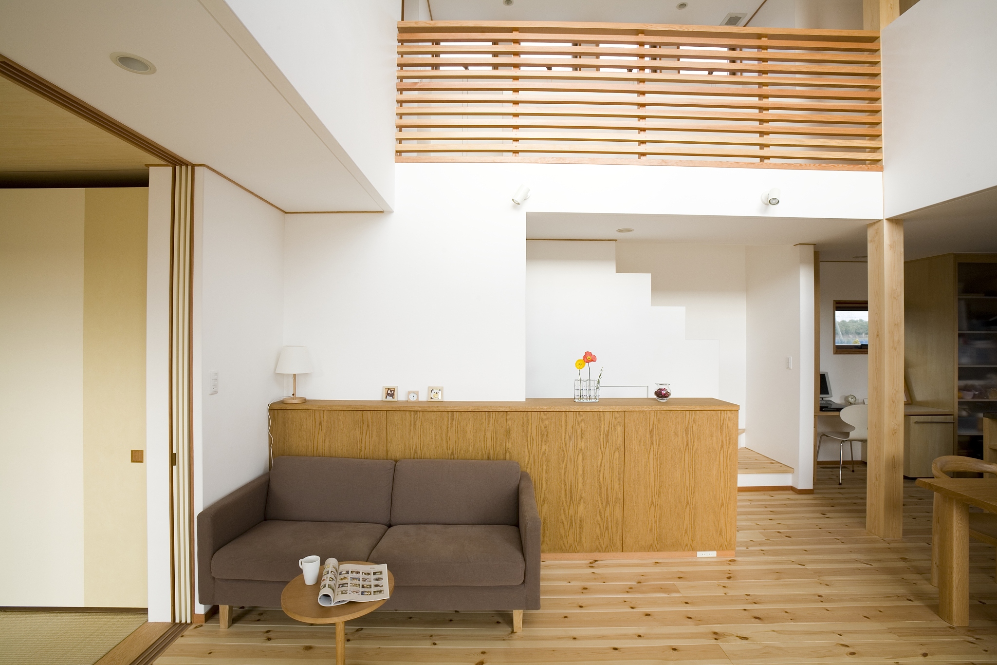 使用家居博主是口吻写篇1000字从日本的室内装修施工中我们能学到什么？需带标题和读者互动