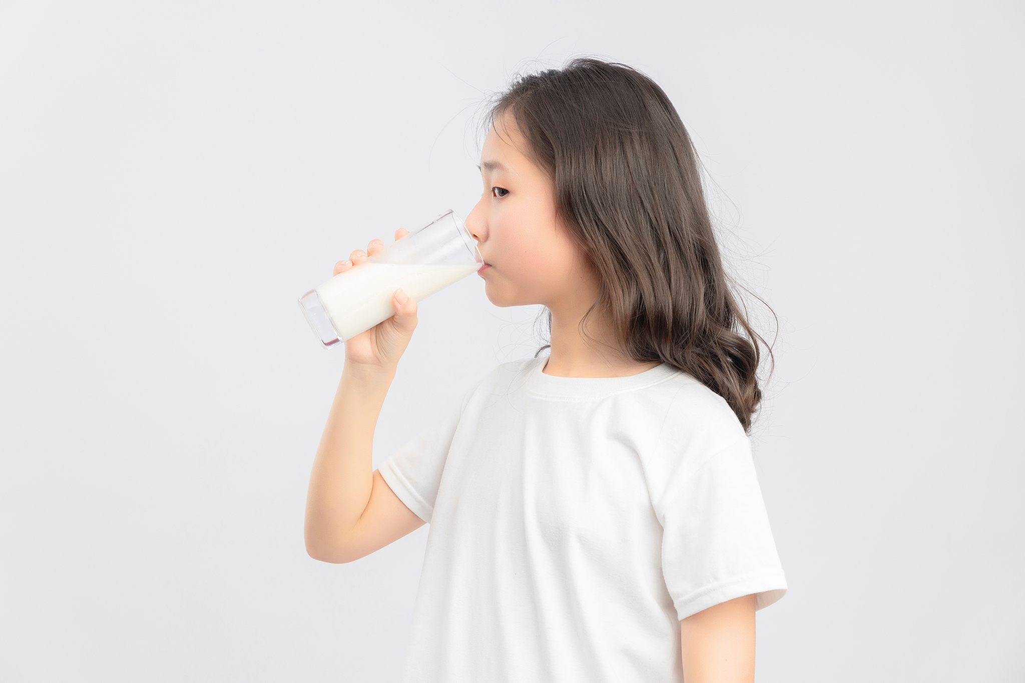灰色背景里的亚洲小学女生