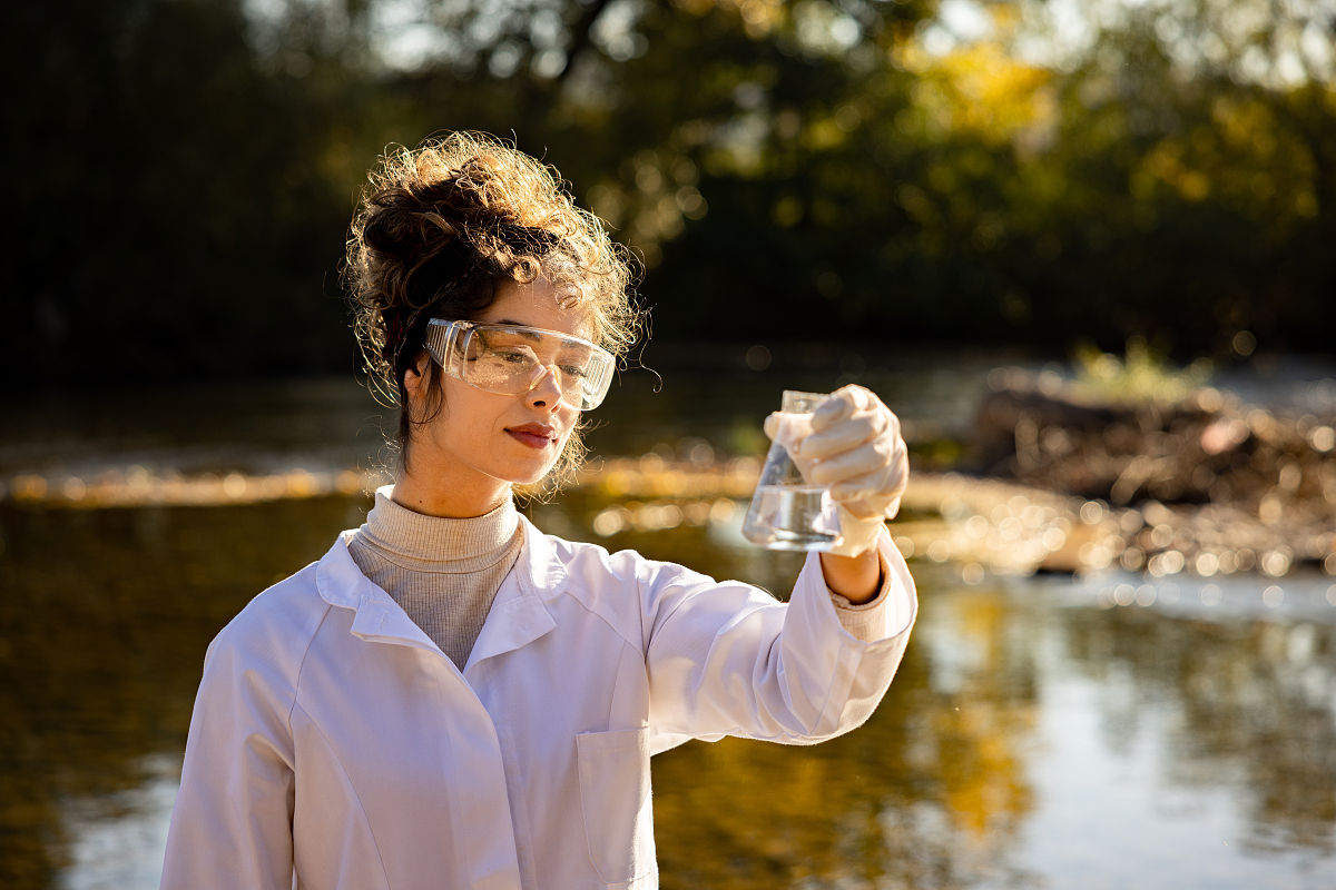 家长投诉幼儿园水不好喝园长进班试喝孩子的引用水水质报告合格出一份说明