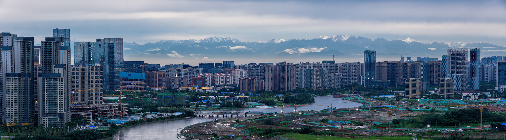 成都城市遥望雪山风光全景